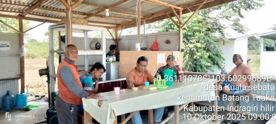 Babinsa Koramil 12/Batang Tuaka Laksanakan Komunikasi Kependudukan Bersama Masyarakat Desa