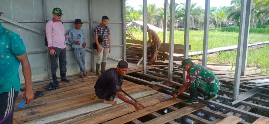 Peduli Sarana Pendidikan, Babinsa Bantu Rehab Ruang Kelas