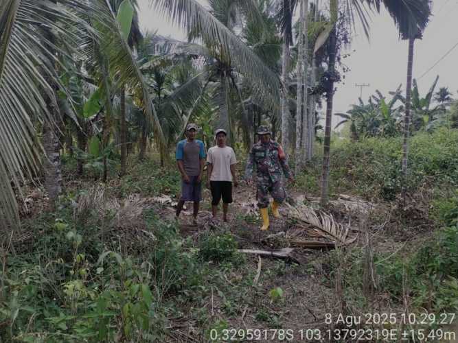 Babinsa Koramil 12/Batang Tuaka, Sertu P. Sitompul, melaksanakan patroli dan sosialisasi intensif