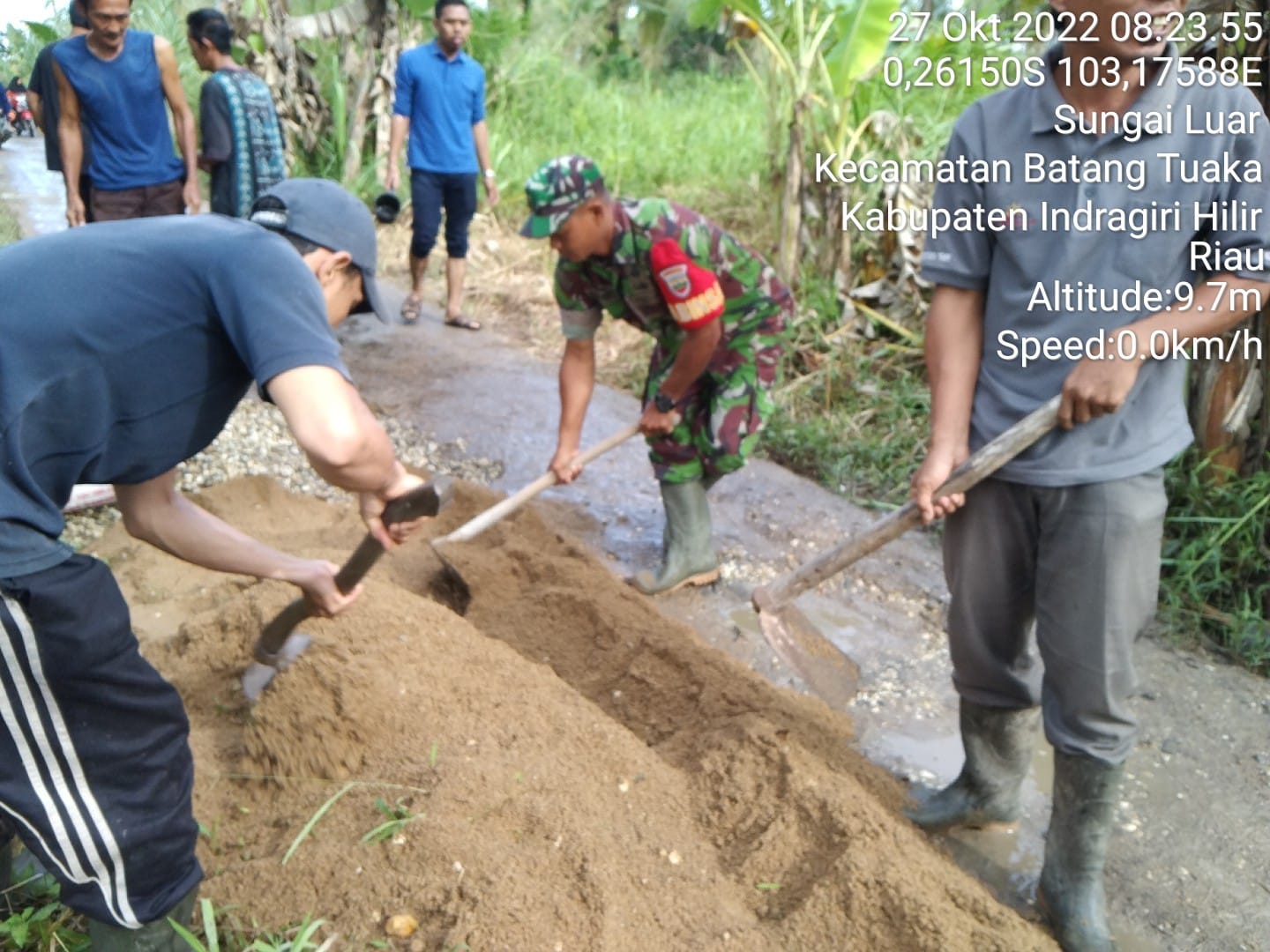 Serda Syafrijon Babinsa Koramil 12/Batang Tuaka Kembangkan Jiwa Gotong Royong