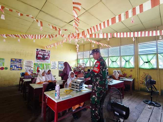 Babinsa Serda Miskal Laksanakan   pendampingan kegiatan MBG di Kelurahan Tembilahan Barat