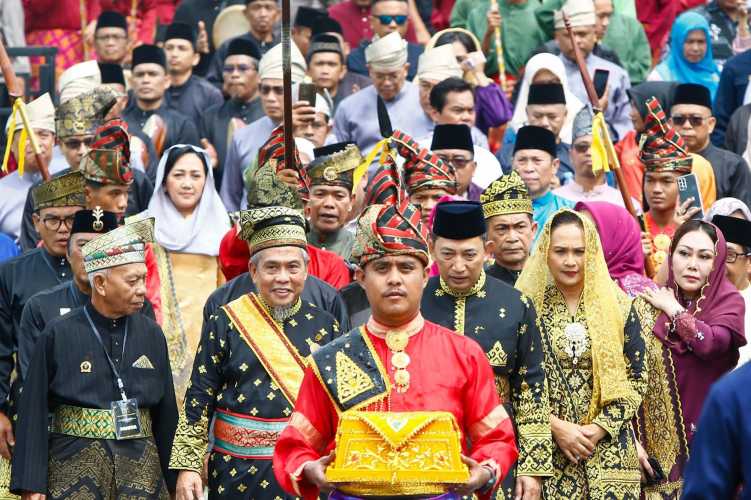 Kapolri Terima Anugerah Adat Ingatan Budi dari LAM Riau: Simbol Kehormatan, Amanah Moral, dan Komitmen Kebangsaan