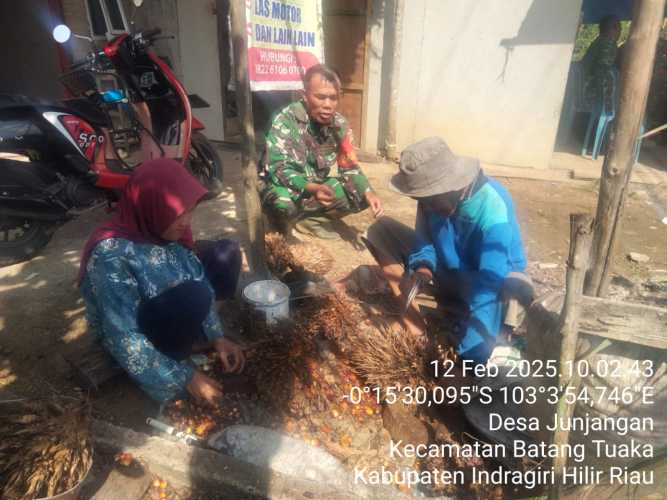 Babinsa Koramil 12/Batang Tuaka Melaksanakan Kegiatan Komsos di Desa Sungai Junjangan