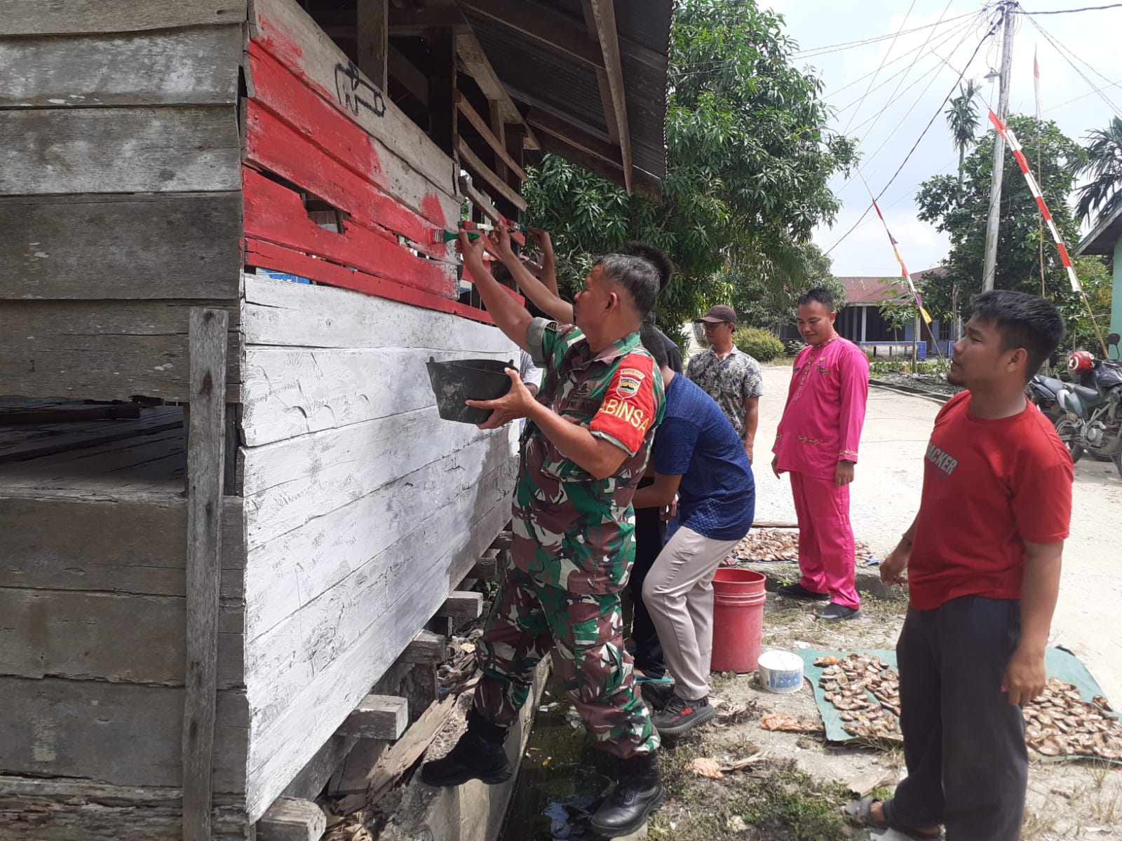 Pembinaan Kampung Pancasila Serma Darmansyah Ajak Warga Gotong Royong