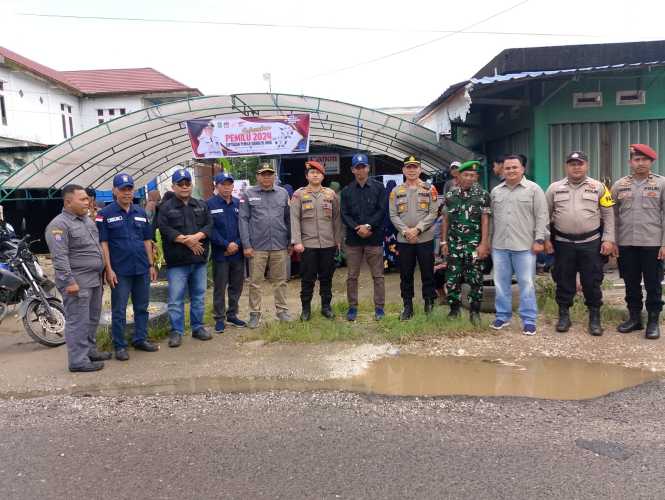 Kapolsek Kempas bersama Pamatwil dan Forkopimcam Monitoring Pencoblosan di TPS Kecamatan Kempas.