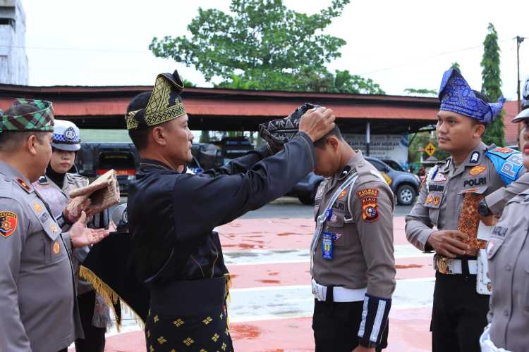 Polres Indragiri Hilir Gelar Apel Launching Penggunaan Tanjak dan Selempang bagi Personel
