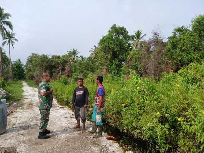 Babinsa Koramil 01/Tembilahan Sertu Anton, melaksanakan kegiatan patroli tapal batas sekaligus monitoring kelembaban lahan gambut