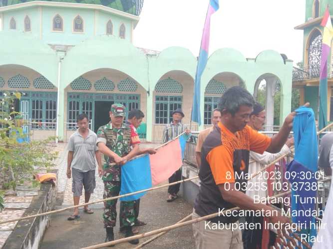 Babinsa Bantu Memasang Umbul Umbul Guna Menyambut Puasa