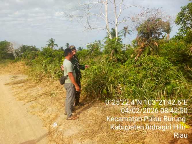 Babinsa Desa Sri Danai Jaya  mengidentifikasi tapal batas wilayah desa