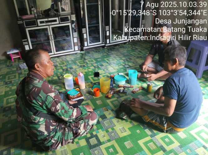 Babinsa Kodim 0314/Inhil Pantau Harga Pertanian di Desa Sungai Junjangan