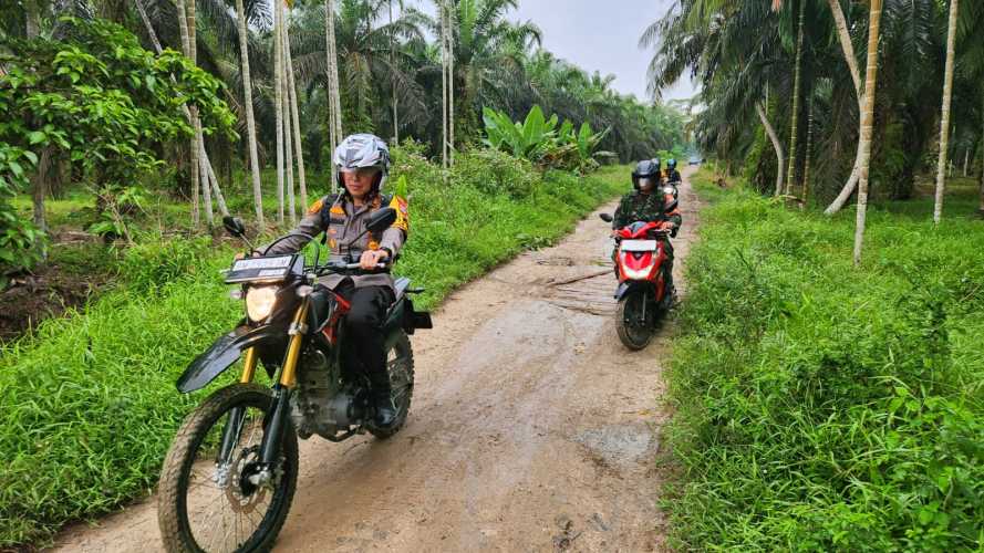 Tak Kenal Lelah, Polsek Kempas Gencar Patroli, Sampaikan Pesan Pilkada Damai.