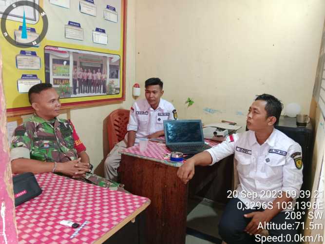 Serda Ronal Manalu Komsos Bersama Staf Kelurahan.