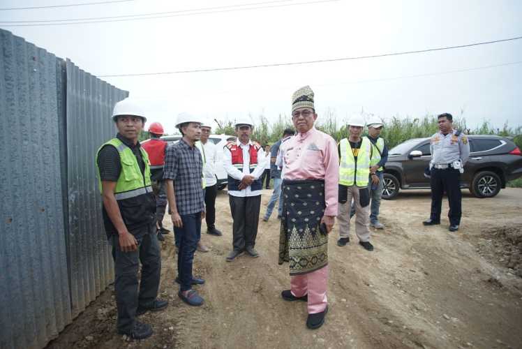 Dalam Meninjau Lokasi Pekerjaan Penanganan Long Segmen Ruas Jalan Tembilahan - Terusan Mas,Bupati H.M Wardan Akui Progres Fisik  Sudah Cukup Baik