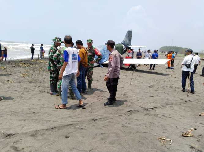 Pesawat Latih Mendarat Darurat di Pantai Cemara Sewu, Seluruh Awak Pesawat Selamat