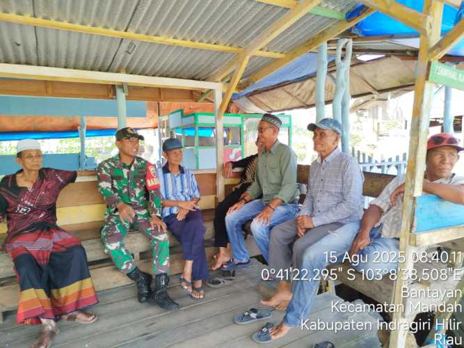 Babinsa Mandah menekankan pentingnya partisipasi aktif seluruh warga dalam menyambut dan memeriahkan HUT RI Ke -80