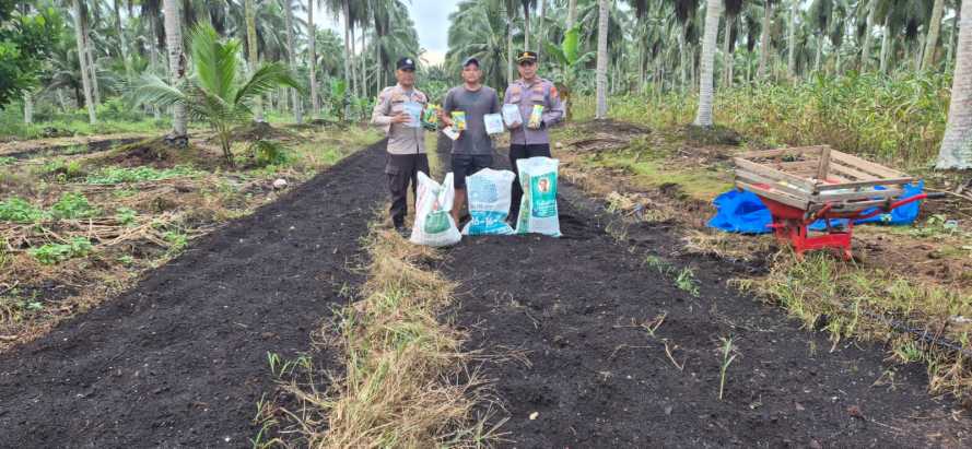 Kapolsek Pelangiran Salurkan Bantuan Bibit dan Pupuk untuk Dukung Ketahanan Pangan di Desa Baung Rejo Jaya