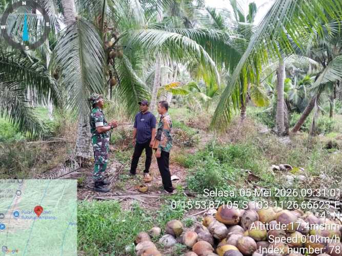Cegah Pergeseran Batas Wilayah, Babinsa Koramil 12/Batang Tuaka Gelar Patroli Tapal Batas