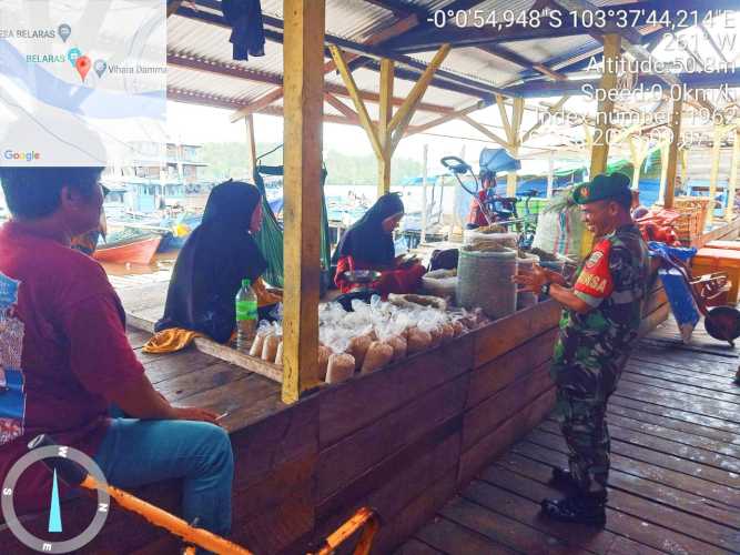 Babinsa Jaga Kebersihan Kawasan Pasar Ikan Belaras