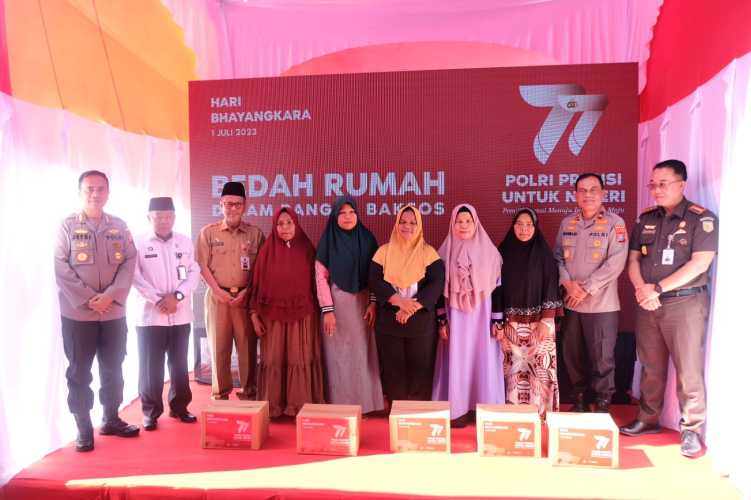 Dalam rangka Hari Bhayangkara ke 77, Polda Riau Gelar Bakti Sosial Bedah Rumah di Rumbai Pesisir