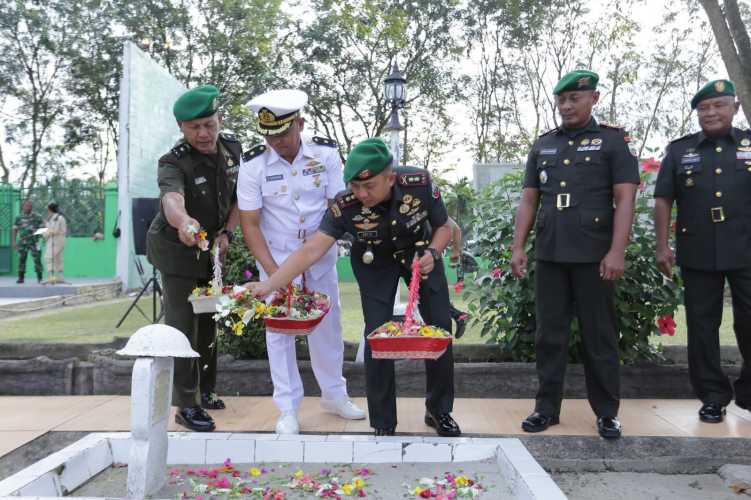 Ziarah Rombongan Peringati Hari Juang TNI - AD di TMP Kisaran