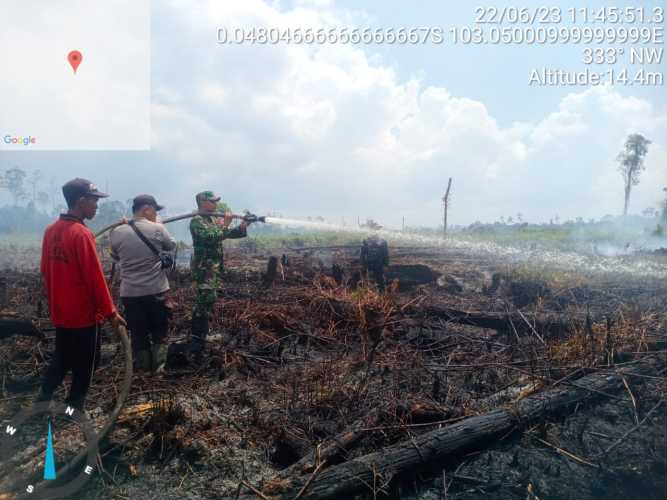 Serda Guntur Cepat Padamkan Titik Api di Desa Simpang Gaung