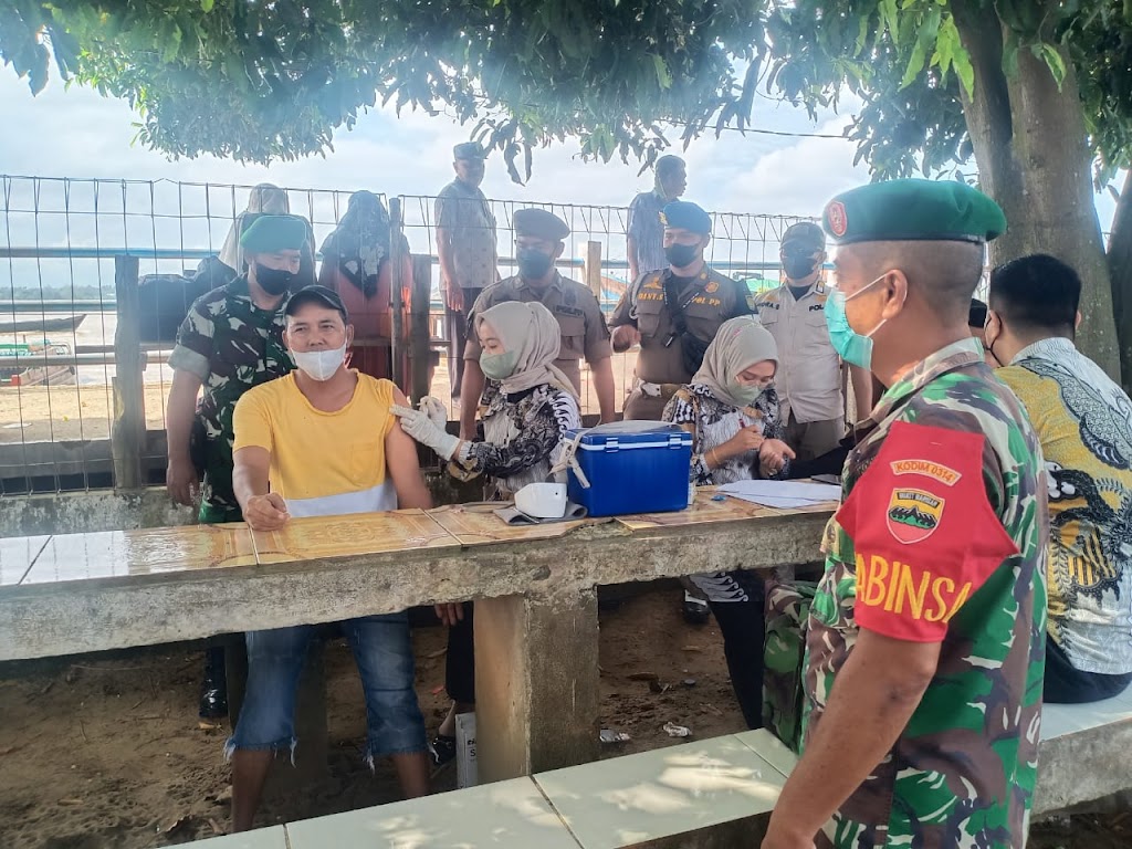 Sertu Zulfahri Babinsa Koramil 01/Tembilahan Dampingi Vaksinasi di Pelabuhan Baruna