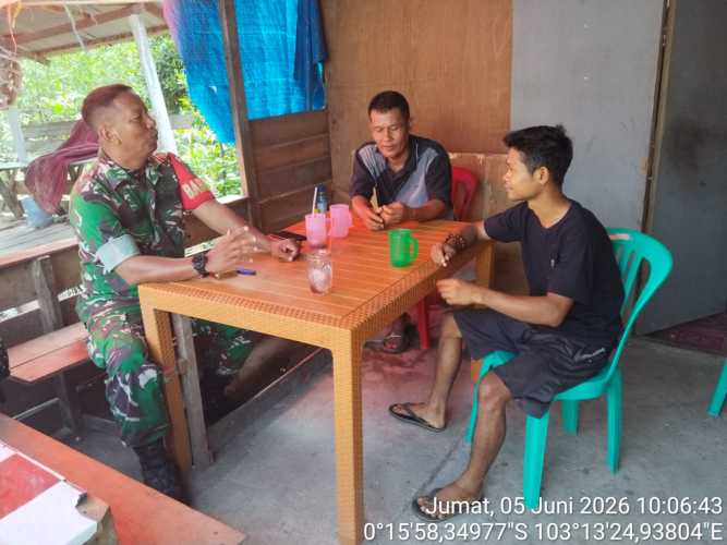 Babinsa  Sungai Dusun Gelar Komsos Bersama Masyarakat