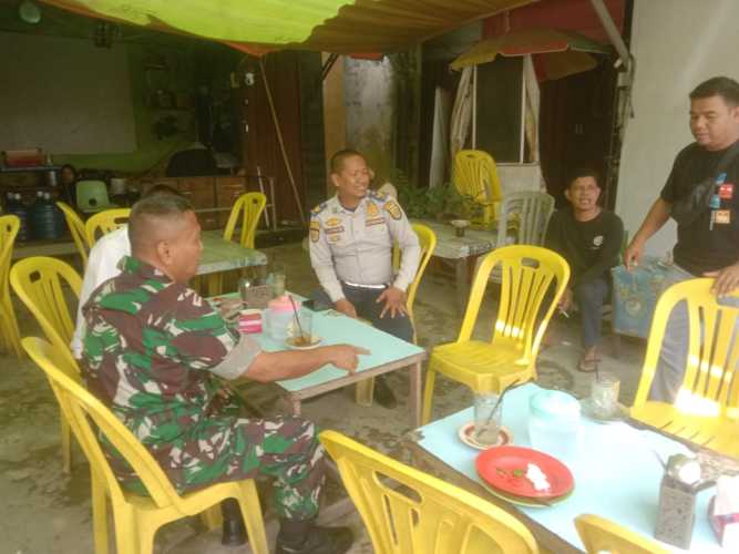 Babinsa Koramil 01/Tembilahan Bersinergi dengan Dishub Tertibkan Parkir di Pasar Pagi Tembilahan