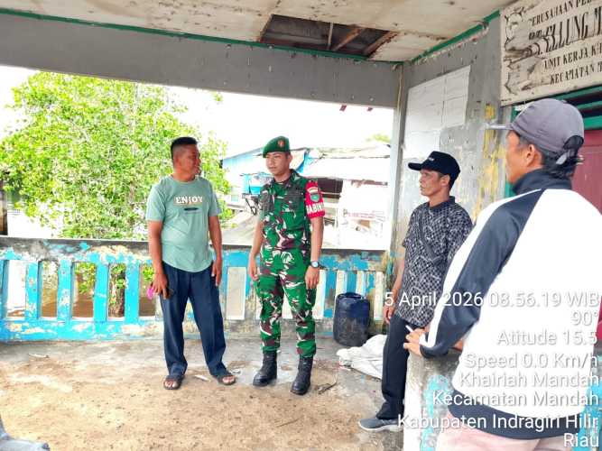 Babinsa Mandah Lakukan Pengecekan Pelabuhan Rakyat di Hari Libur