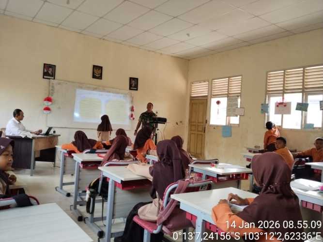 Babinsa Sungai Dusun Edukasi Calistung, Tanamkan Gemar Membaca dan Menulis Sejak Dini di SDN 014