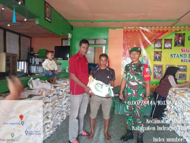 Babinsa Bantayan Bantu Salurkan 5.700 Kg Bantuan Beras Kepada warganya