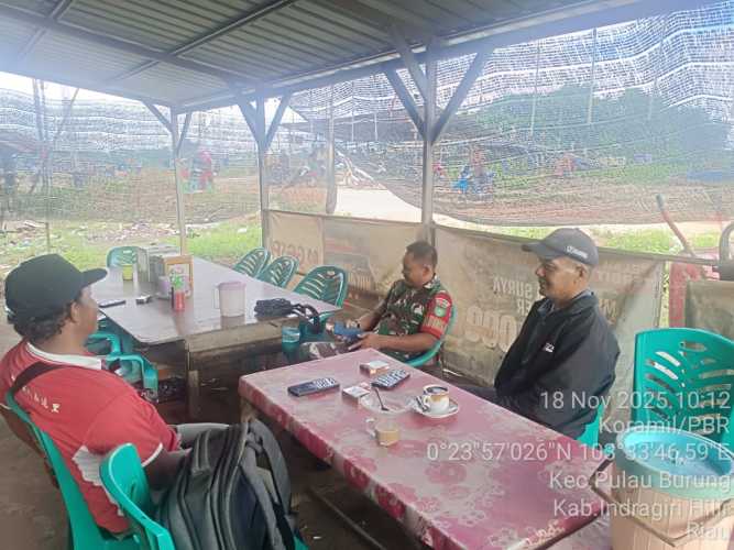 Babinsa  membuka diskusi dan menyelesaikan permasalahan sosial warga