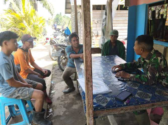 Danramil 01/Tembilahan Kapten Inf Riswanto Lakukan Komsos, Perkuat Silaturahmi di Bulan Syawal 1446 H