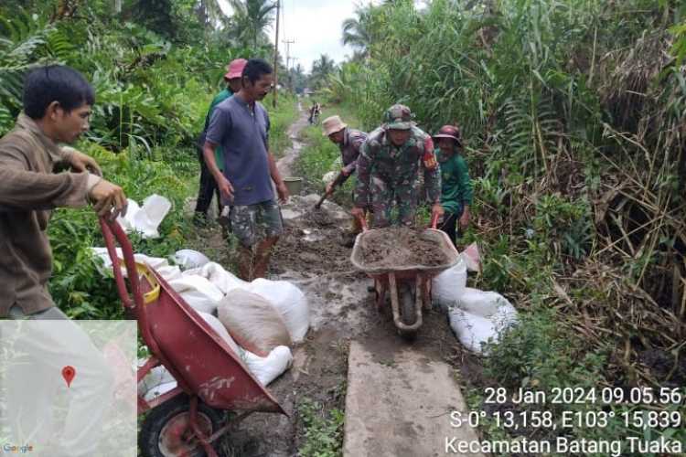 Cegah Genangan Air Merusak Jalan, Babinsa Lakukan Penambalan Jalan Penghubung Desa