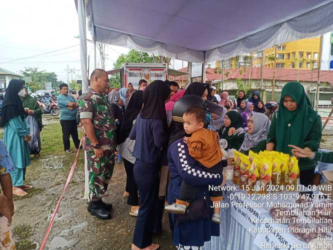 Untuk Mengatasi Kenaikan Harga Sembako Sertu Anton Dampingi Petugas Kejaksaan Menggelar Bazar Sembako Murah