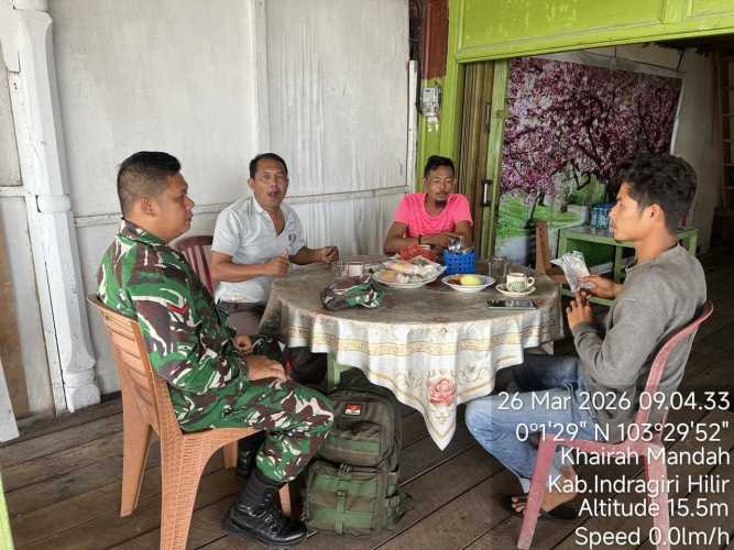 Babinsa Koramil 08/Mandah Jaga Silaturahmi dengan Warga Jelang Idul Fitri