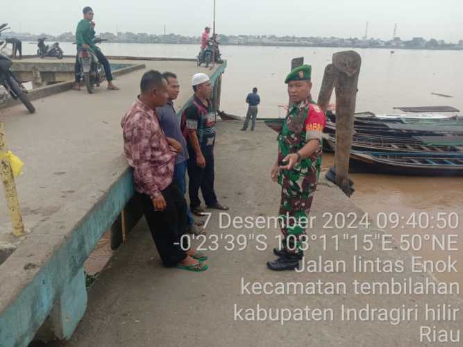 Sertu M. Yasin Berikan Himbauan Kepada Penambang Pompong, Cegah Over Kapasitas