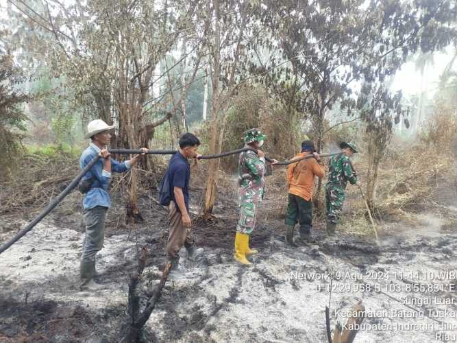 Di hari Kedua Personil Koramil 12/Batang Tuaka Masih Berjibaku di Areal Terbakar