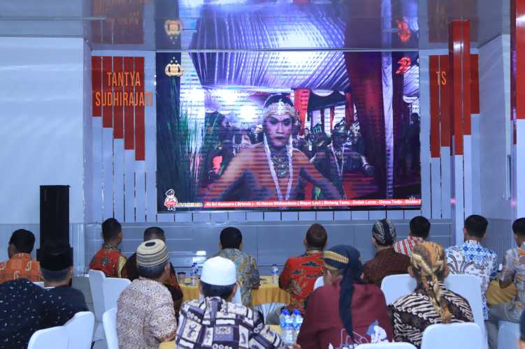 Polres Inhil Gelar Nobar Wayang Kulit Secara Live Streaming dalam Rangka Hari Bhayangkara ke-79