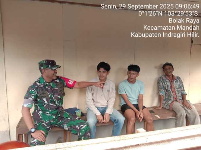 Babinsa Koramil 08/Mandah Jalin Komunikasi Sosial, Pererat Kebersamaan dengan Warga Desa Bolak Raya
