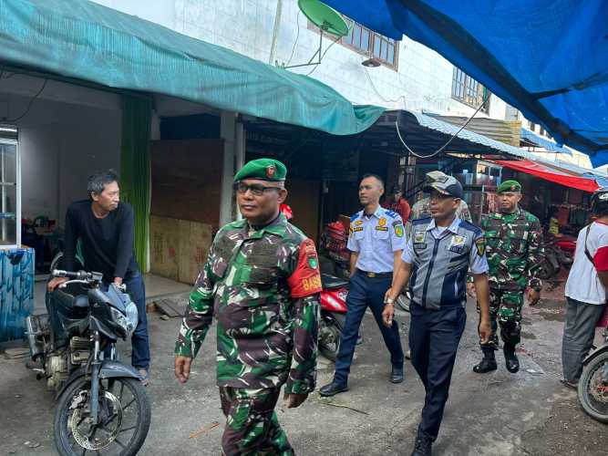 Babinsa Sertu Anton Laksanakan Pengamanan Libur Natal di Pasar Air Mancur Inhil