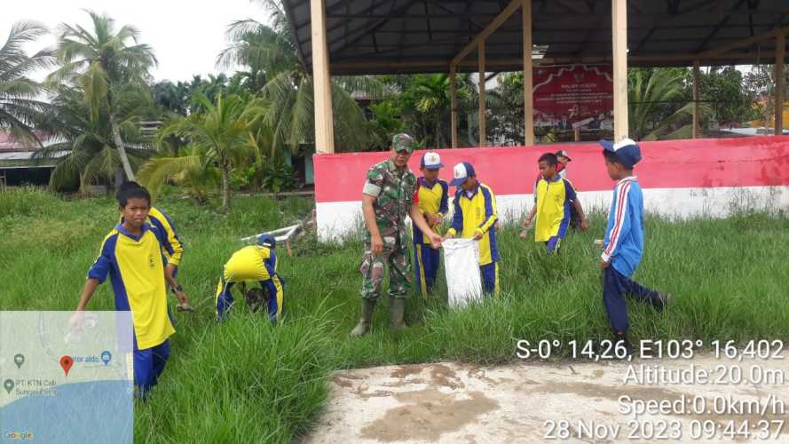 Babinsa Berikan Contoh Jaga Kebersihan  Lingkungan kepada Siswa SMP