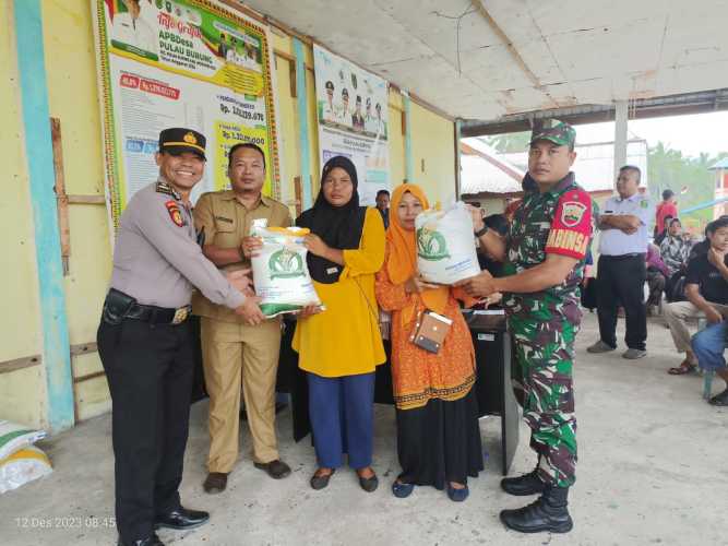 Mewakili Danramil, Babinsa Dampingi Penyaluran Batuan Cadangan Beras Pemerintah