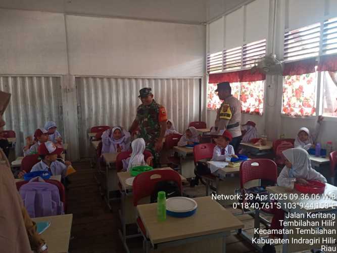 Babinsa Koramil 01/Tembilahan Dampingi Distribusi Makanan Bergizi untuk 3.008 Siswa