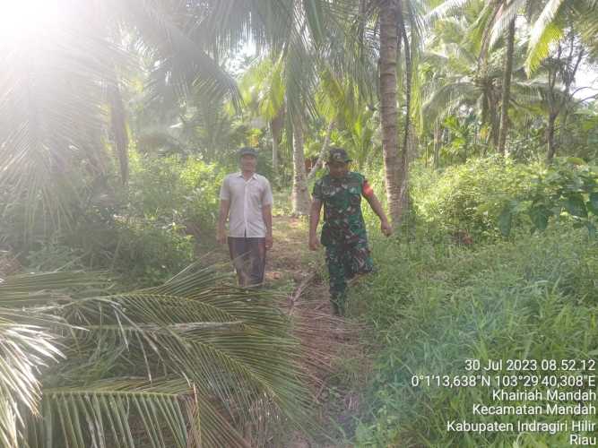 Babinsa Koramil 08/Mandah Secara Rutin Lakukan Patroli Karlahut