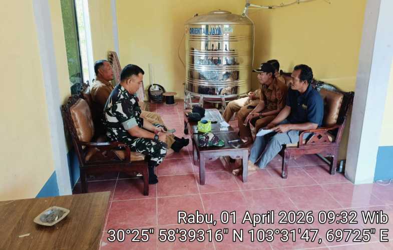 Babinsa Pulau Burung Laksanakan Komduk dengan Staf Desa Sungai Danai