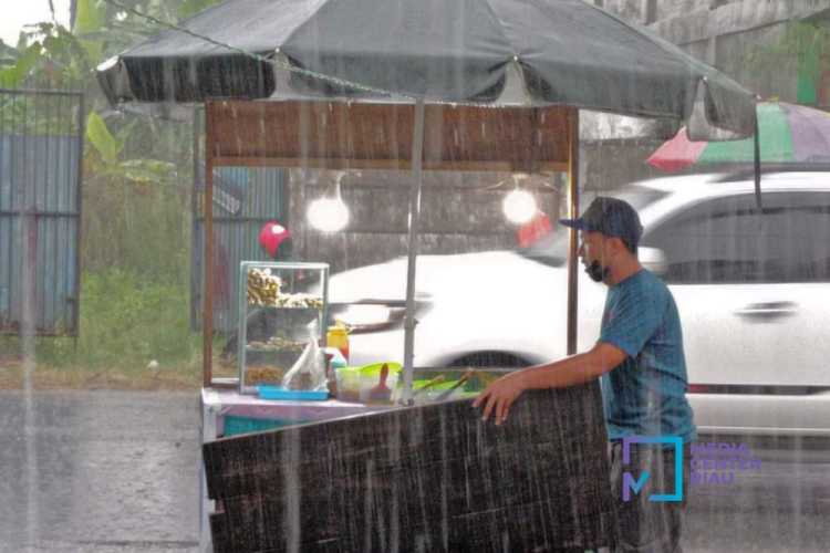 Ironi Cuaca Riau: Hujan Deras Tapi Hotspot Tetap Ada, BMKG Imbau Waspada Pembakaran Lahan