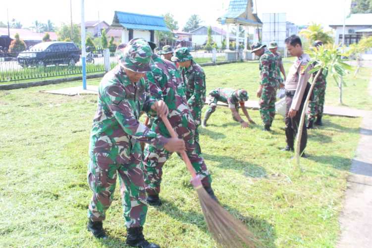 Sambut HUT Ke-64 Korem 031/Wira Bima Kodim 0314/Inhil Gelar Karya Bhakti Pembersihan Taman Makam Pahlawan