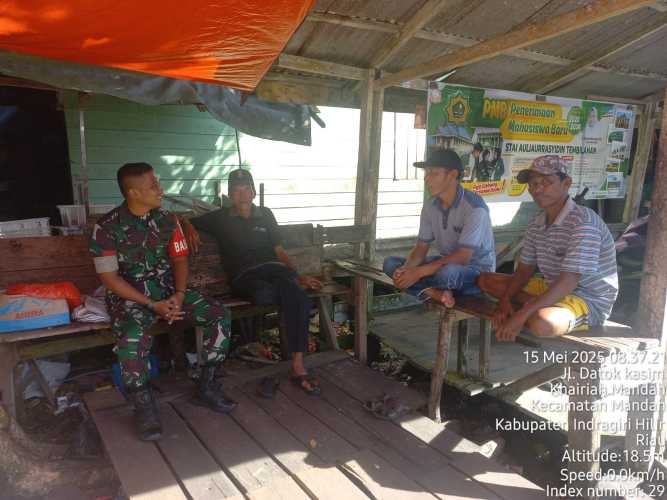 Babinsa Pulau Cawan Tingkatkan Komsos untuk Jaga Ketertiban di Desa Binaan