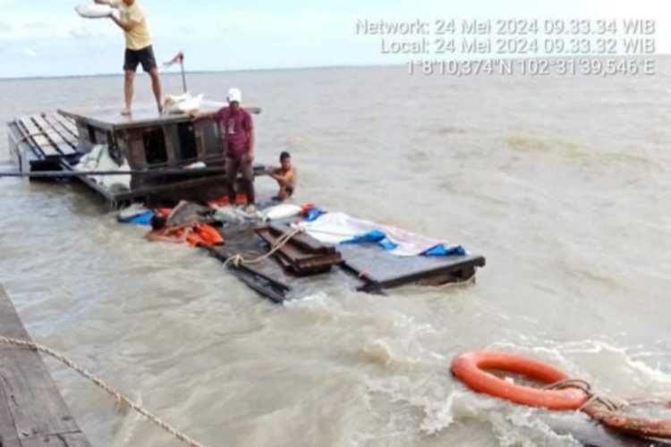 Kapal Karam di Pantai Beting Beras